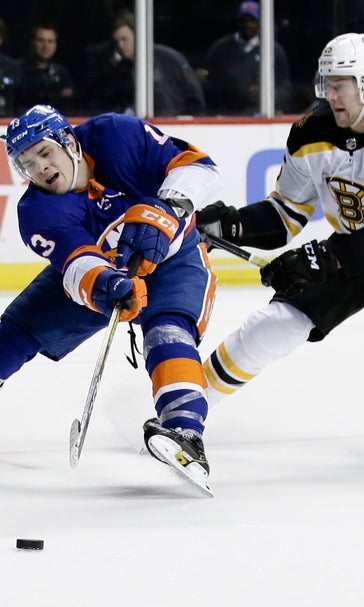 Bergeron scores on power play in OT, Bruins top Isles 3-2
